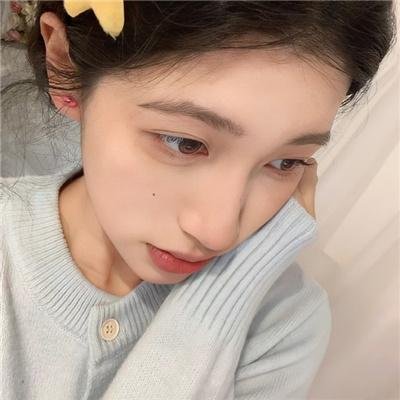 伊塞克湖的猩红色罂粟花